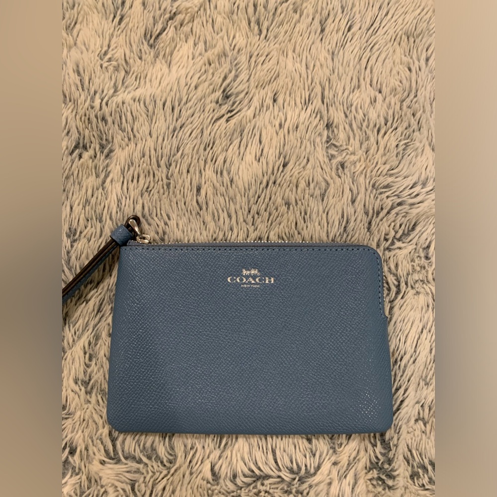 ✨💎NWT Coach Corner Zip Wristlet ✨💎